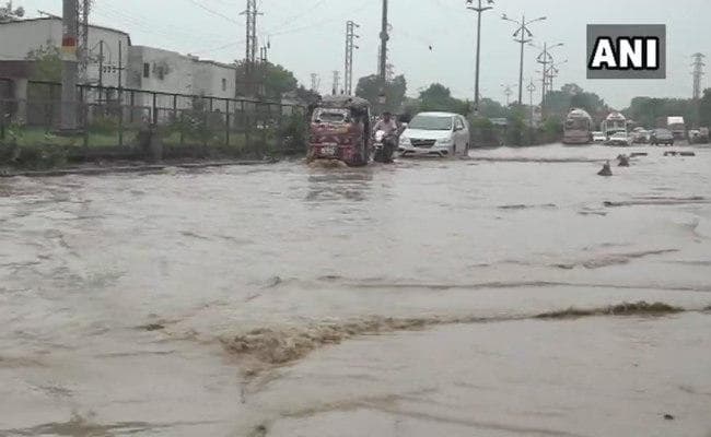 उत्तर प्रदेश : भारी बारिश के कारण राज्‍य में 49 लोगों की मौत, कई इलाकों में जलजमाव से जीवन अस्‍त-व्‍यस्‍त