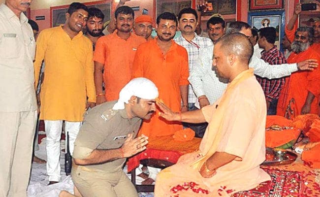UP : पुलिस अधिकारी ने वर्दी में घुटनों के बल बैठकर योगी आदित्यनाथ से लिया आशीर्वाद