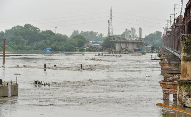 पांच राज्यों में बारिश का कहर, बाढ़ से अब तक 465 लोगों की मौत