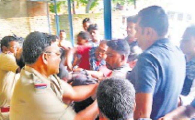 स्कूली बच्चों के यौन शोषण के मामले में गार्ड और प्राचार्य गिरफ्तार