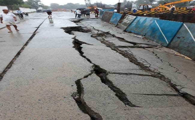 पटना : सड़क धंसने की वजह से बेली रोड बंद, जायजा लेने पहुंचे CM नीतीश