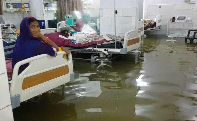 बारिश से बेहाल पटना : उपमुख्यमंत्री के आवास में भी घुसा पानी, तालाब में तबदील हुआ NMCH