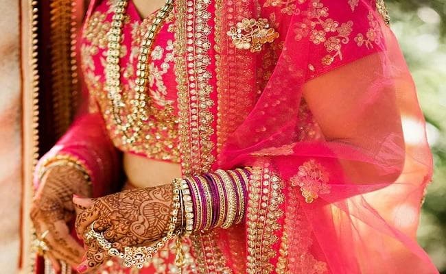 दुल्हन ने नहीं किया डोली का इंतजार, पैदल चली पिया संग ससुराल