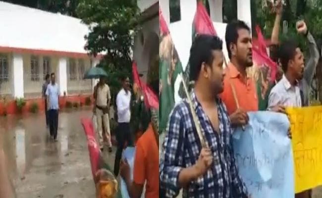 मुजफ्फरपुर बालिका गृह दुष्कर्म कांड : मंत्री मंजू वर्मा के आवास के बाहर जाप कार्यकर्ताओं का हंगामा