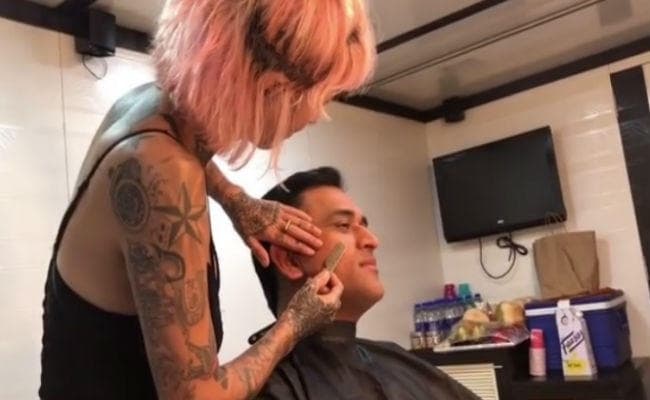 देखें, क्‍या हुआ जब धौनी के गाल पर सपना ने चलाया उस्‍तरा