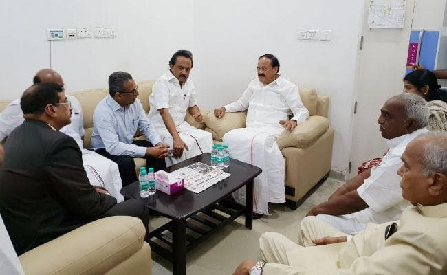 करुणानिधि का हाल जानने अस्पताल पहुंचे उपराष्ट्रपति वेंकैया नायडू