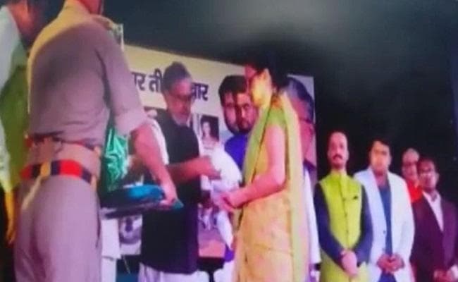 शहीदों की याद में कार्यक्रम का आयोजन, सुशील मोदी ने शहीद के परिजनों को किया सम्मानित