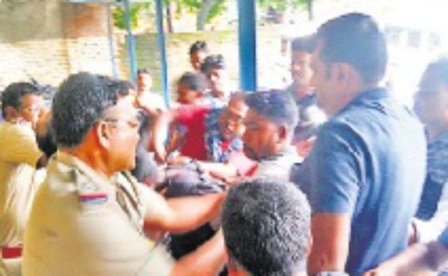 अप्राकृतिक यौनाचार का मामला: स्कूल में ताला, सोमवार को पठन-पाठन पर संशय