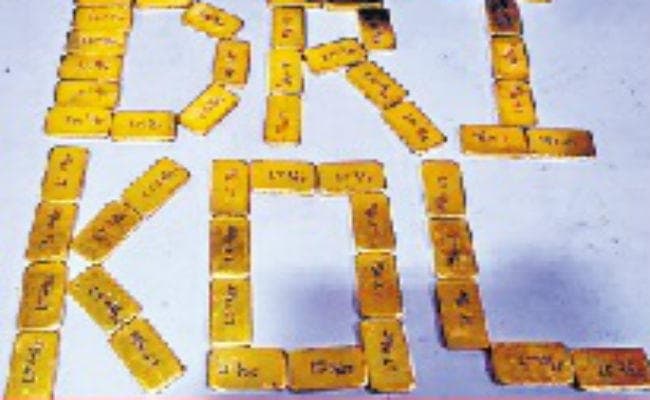 जूते में छिपाकर ला रहे थे 2.57 करोड़ का सोना, दो गिरफ्तार