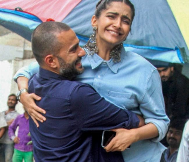 जब सोनम कपूर को पति आनंद ने खुशी से गोद में उठा लिया, देखें बॉलीवुड की और तसवीरें