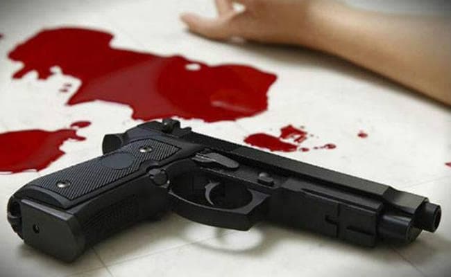 घर से बाहर जाने से रोका तो बेटे ने खुद को मारी गोली