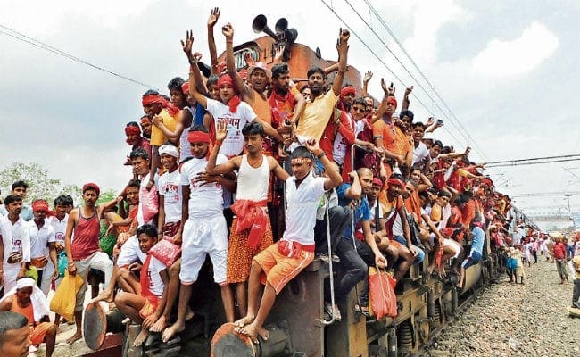 यहां इंजन पर चढ़े कांवरिये, तो चालक ने ट्रेन चलाने से किया इंकार