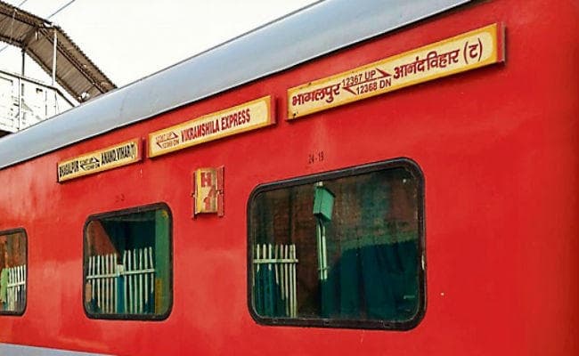 विक्रमशिला के कोच का एसी खराब, यात्रियों ने इंजीनियर का पकड़ा कॉलर, स्टेशन अधीक्षक को बनाया बंधक