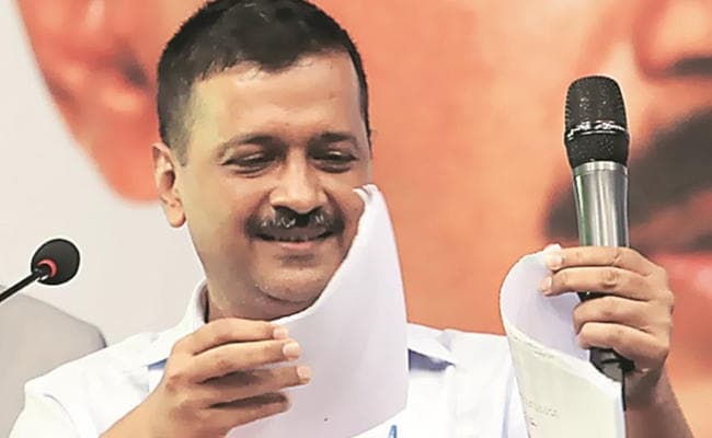 सीसीटीवी मुद्दे पर सबके सामने केजरीवाल ने फाड़ी एलजी की रिपोर्ट