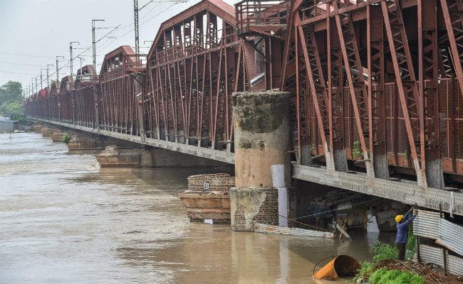 दिल्ली के निचले इलाकों में बाढ़ का खतरा, पुराना यमुना ब्रिज बंद, 27 पैसेंजर ट्रेनें रद्द