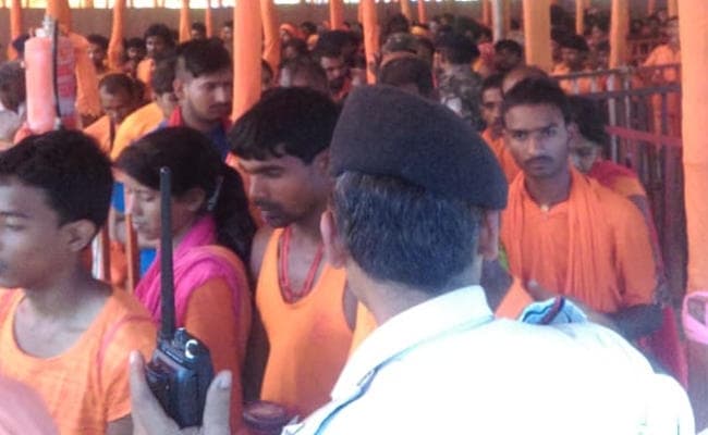 सावन की पहली सोमवारी पर तीन लाख से अधिक लोगों ने देवघर में किया बाबा का जलाभिषेक