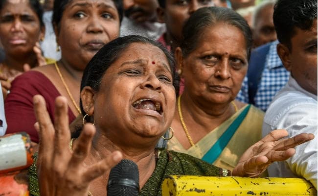 करुणानिधि के स्वास्थ्य में थोड़ा सुधार, सीएम पलानीसामी ने की भेंट, अस्पताल के बाहर भीड़