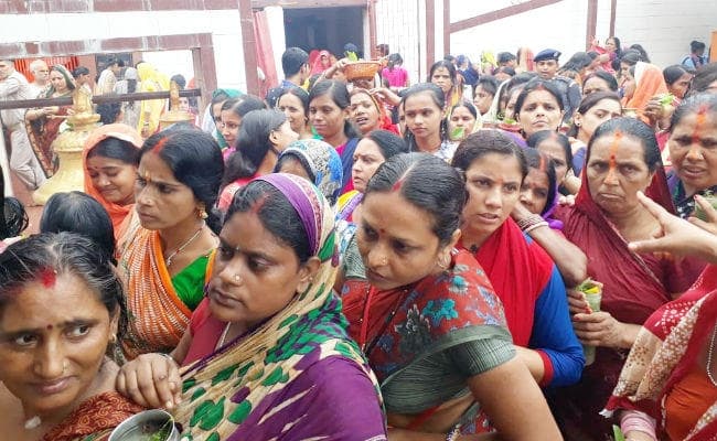 ''हर हर महादेव'' के जयघोष से गुंजायमान हुए सूबे बड़े-छोटे सभी शिवालय, पहली सोमवारी पर लाखों ने श्रद्धालुओं ने किया जलाभिषेक, देखें तस्वीरें