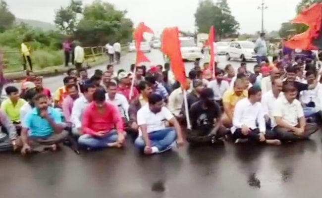 मराठा आंदोलन : एक व्यक्ति ने की खुदकुशी, पुणे में हिंसक प्रदर्शन के बाद धारा 144 लागू