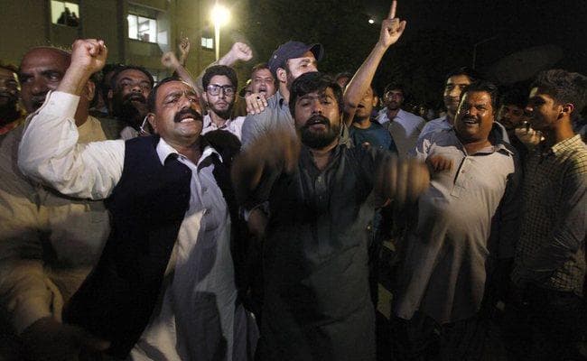 पीआईएमएस में भर्ती शरीफ का वार्ड उप-जेल घोषित, समर्थकों ने किया प्रदर्शन