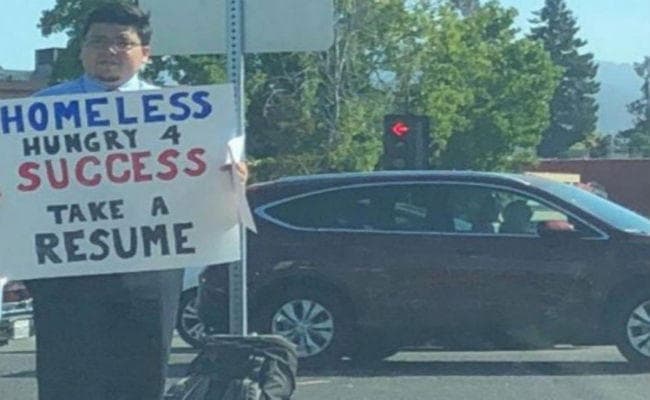 Job के लिए यह आदमी सड़क पर बांटने लगा Resume, गूगल सहित 200 कंपनियों से मिले ऑफर