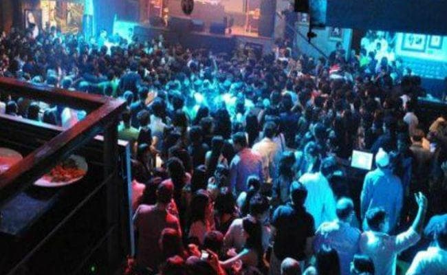 गुड़गांव  में  12 पबों पर चला प्रशासन का डंडा