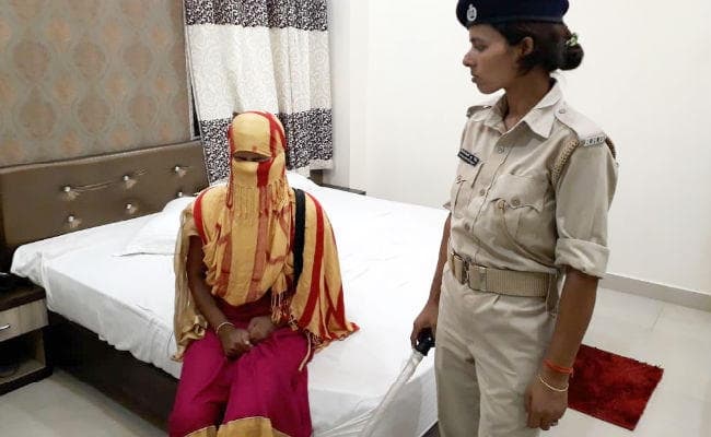 बिहार : प्रेमी युगल को SIT ने आपत्तिजनक स्थिति में होटल से पकड़ा, ...पढ़ें पकड़े जाने के बाद लड़की ने क्या कहा?