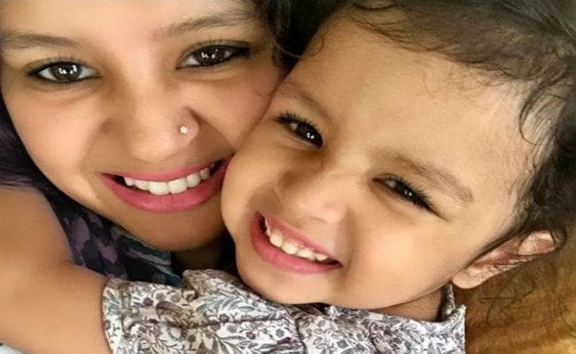 साक्षी के ड्रेस पर बवाल, फैन्‍स बोले - धौनी का तो ख्‍याल कर लेते...