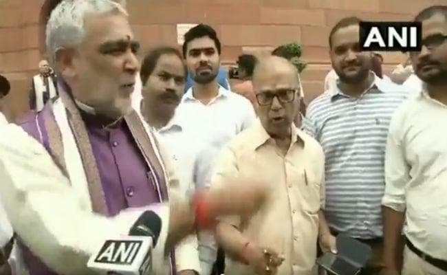 संसद परिसर के बाहर इस मामले पर कांग्रेस सांसद प्रदीप भट्टाचार्य से भिड़े मंत्री अश्विनी चौबे