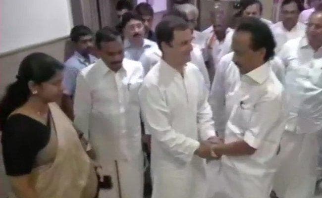 करुणानिधि को देखने अस्पताल पहुंचे राहुल गांधी, अस्पताल प्रबंधन ने कहा-हालत स्थिर