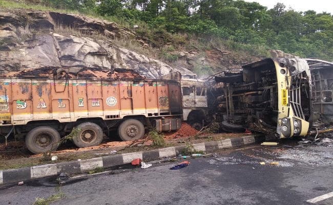 रामगढ़-रांची मुख्‍य मार्ग पर भीषण हादसे के 21 घंटे बाद भी NH-33 पर शुरू नहीं हो सका परिचालन
