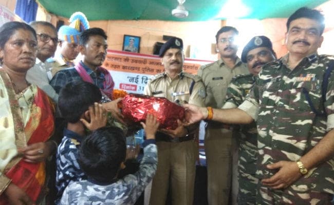 लातेहार में टीपीसी के सब जोनल कमांडर ब्रह्मदेव गंझू ने किया आत्मसमर्पण