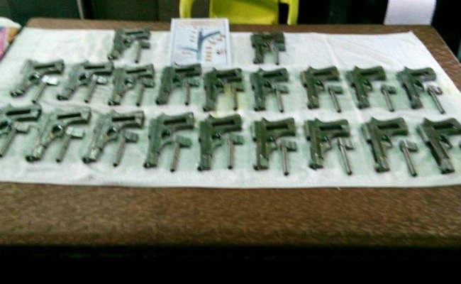 मैदान से नकली नोट व अर्द्धनिर्मित हथियार संग तीन लोग गिरफ्तार