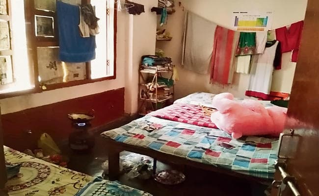 खाने में सड़ी सब्जी और पानी जैसी दाल, सुरक्षा एेसी कि रात में आ जाते हैं अजनबी