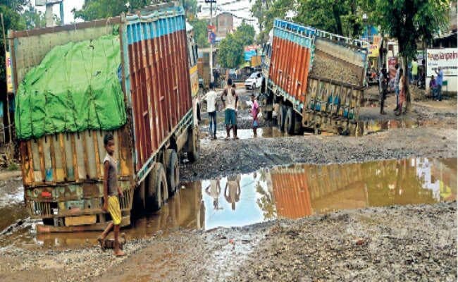 मई में बनी, जून में टूटने लगी, जुलाई में तालाब बन गयी सबौर की सड़क