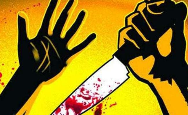 अवैध संबंध में पत्नी ने पति पर चाकू से किया हमला