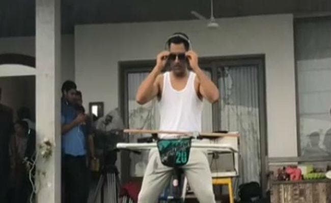 VIDEO : धौनी ने साइकल पर किया यह स्टंट, आप भी देखें लेकिन स्टंट करें नहीं...
