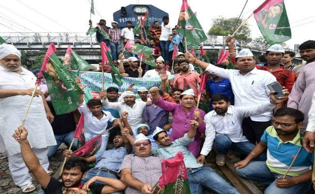 JAP कार्यकर्ताओं और रेलवे के अभ्यर्थियों ने रोकी ट्रेन की रफ्तार, परीक्षा केंद्र दूर बनाये जाने को लेकर किया प्रदर्शन