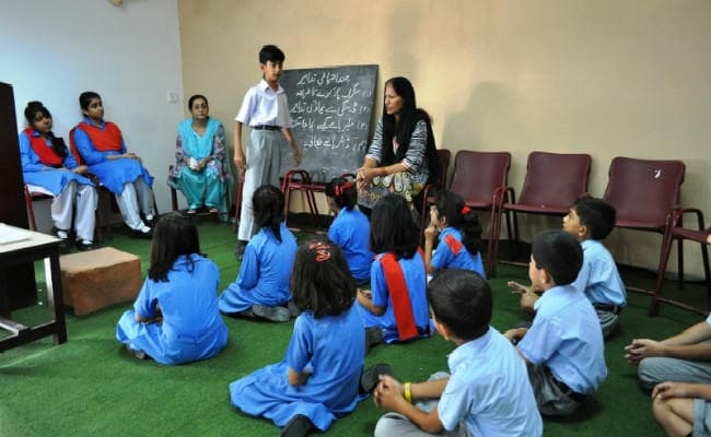 उत्तरप्रदेश : पचास में सरकारी नौकरी और अब रिटायरमेंट देने का भी प्लान