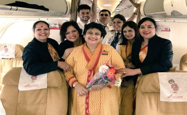 एयर होस्टेस मां को रिटायरमेंट फेयरवेल देने के लिए पायलट बेटी ने उड़ाया विमान, बधाइयों का तांता