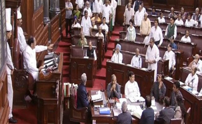 अमित शाह के बयान को लेकर राज्यसभा में हंगामा, वेल में पहुंचे सांसद