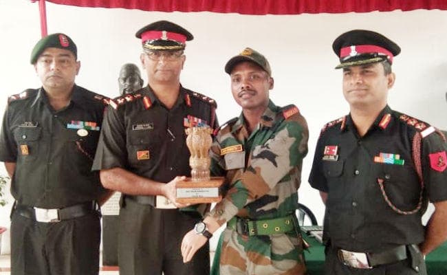 झारखंड निवासी दोनों हाथों से दिव्यांग सैनिक अरुण वर्ल्ड पैरालंपिक गेम्स के लिए चयनित, ब्रिगेडियर ने किया सम्मानित