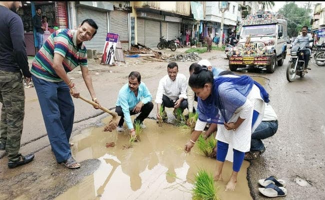 साहब ! यह आपके शहर की सड़क है, जहां लोगों ने की धनरोपनी