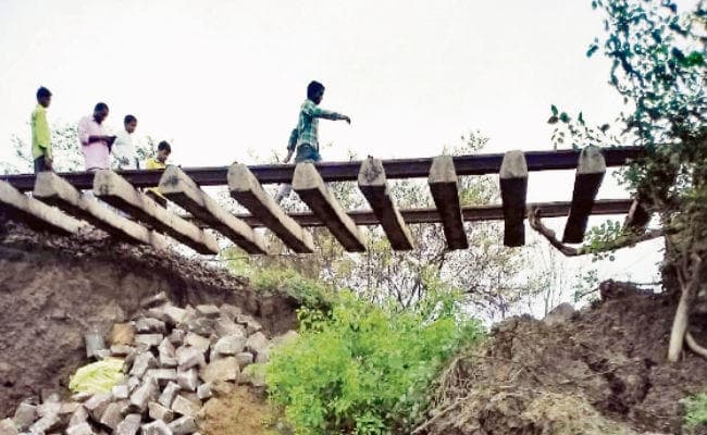 आरा-सासाराम रेलखंड पर धंसा ट्रैक, परिचालन ठप