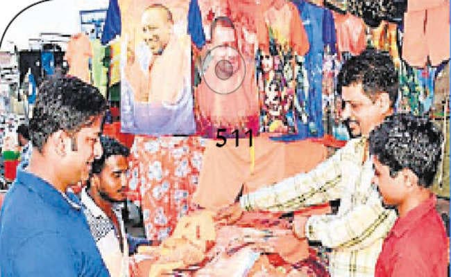 मोदी व योगी की तस्वीर वाली टीशर्ट भा रही युवा कांवड़ियों को