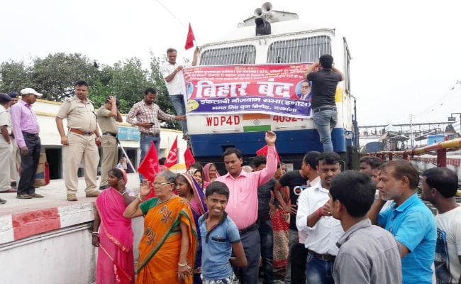 बालिका गृह मामले के खिलाफ वामदलों के बिहार बंद का मिला-जुला असर, रोकीं ट्रेनें, जाम की सड़क, आगजनी, देखें VIDEO