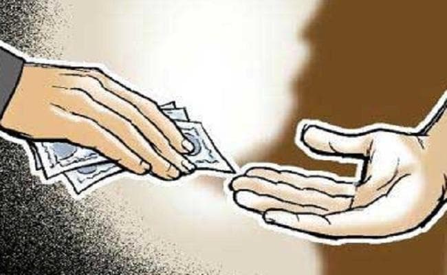 बिहार : भभुआ में रिश्वत लेते प्रखंड विकास पदाधिकारी गिरफ्तार