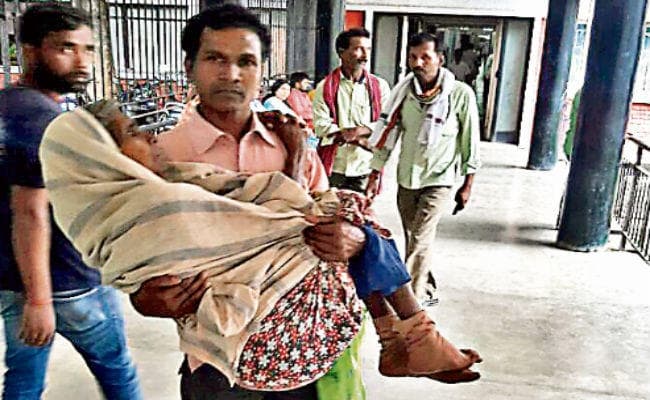 रांची : बीमार मां को गोद में उठा रिम्स में भटकता रहा बेटा, मरीज को नहीं मिली ह्वील चेयर भी