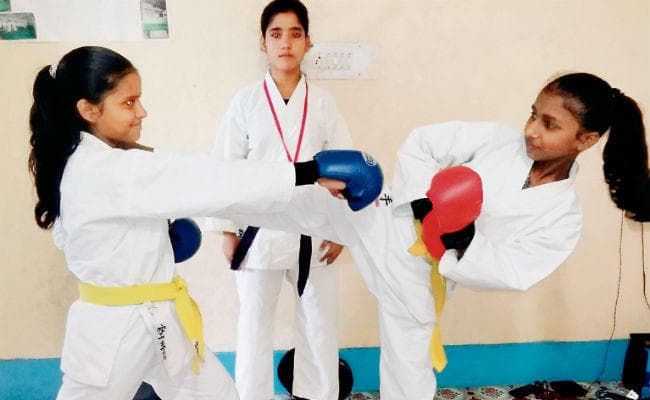 रोजगार व सुरक्षा के लिए लड़कियां सीख रहीं जूडो-कराटे