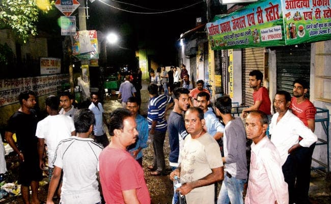 स्थानीय युवकों ने पीटा तो इकबाल हॉस्टल के छात्रों ने की बमबाजी, फायरिंग और तोड़फोड़